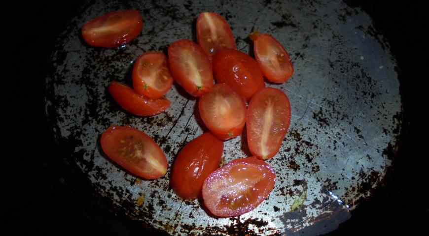 Обжариваем помидоры черри