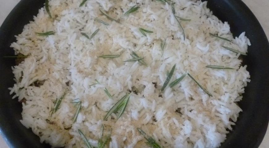 Далее выкладываем еще рис и посыпаем листиками розмарина и сыром