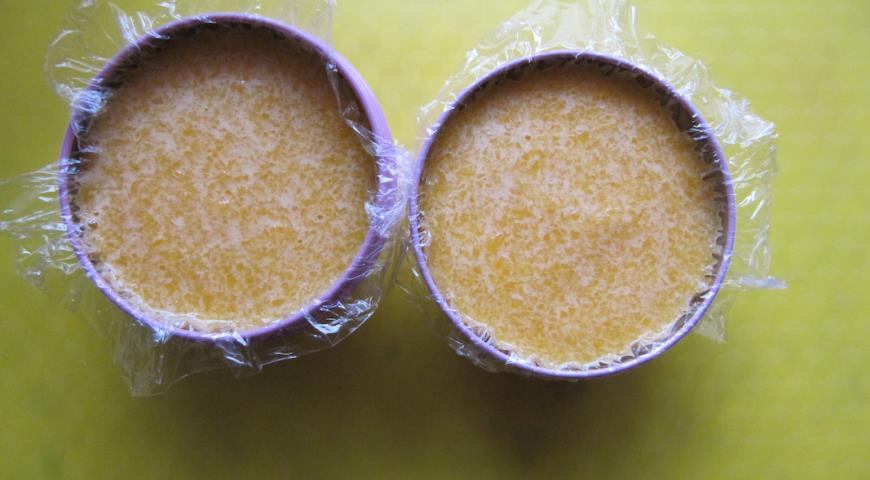 Соединить персиковое пюре со сливками прогретыми с желтком, убрать в холодильник