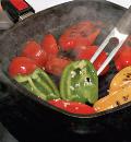 Фото приготовления рецепта: Салат из запеченных овощей, шаг №6