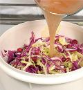 Фото приготовления рецепта: Салат из краснокочанной и белокочанной капусты, шаг №3