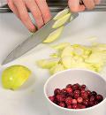 Фото приготовления рецепта: Салат из краснокочанной и белокочанной капусты, шаг №2