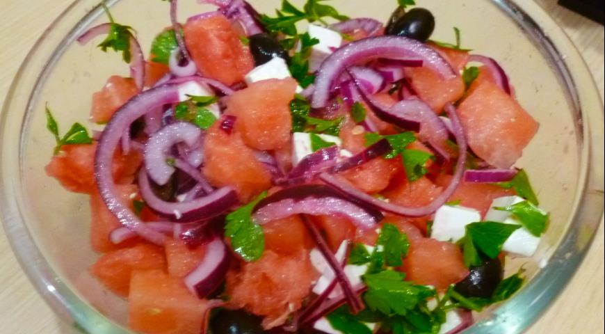 Салат с арбузом, фетой и маслинами готов к подаче