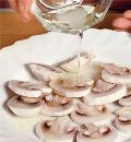Фото приготовления рецепта: Салат со свежемаринованными грибами, шаг №2