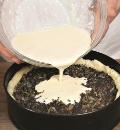 Фото приготовления рецепта: Хрустящий луковый пирог, шаг №6