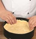 Фото приготовления рецепта: Хрустящий луковый пирог, шаг №5
