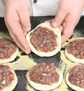 Фото приготовления рецепта: Арабские открытые пироги с мясом, шаг №6