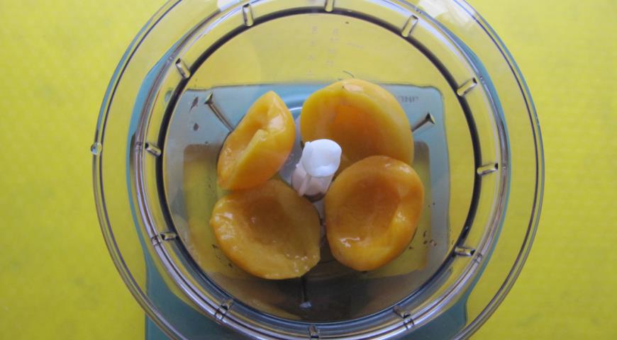 Измельчить консервированные персики и смешать их с сиропом