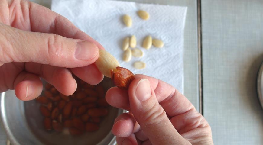 Очистить миндальные орехи от кожицы, затем измельчить их