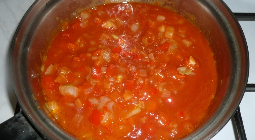 Добавить к луку томаты и готовить соус для поленты 3-5 минут