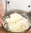 Фото приготовления рецепта: Пирог с хурмой и сырной глазурью, шаг №5