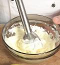 Фото приготовления рецепта: Пирог с хурмой и сырной глазурью, шаг №4