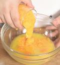Фото приготовления рецепта: Пирог с хурмой и сырной глазурью, шаг №2
