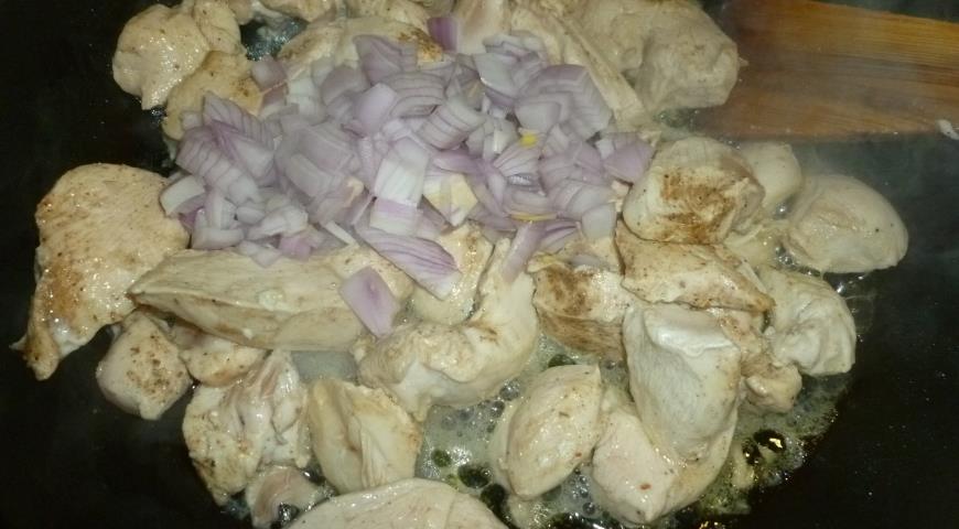 Обжарить курицу на сковороде, добавить лук