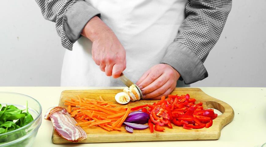 Фото приготовления рецепта: Слоеный салат с сыром и беконом , шаг №2