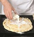 Фото приготовления рецепта: Критский пирог с рисом, шаг №6