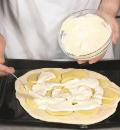 Фото приготовления рецепта: Пирог с кабачками и картофелем, шаг №3