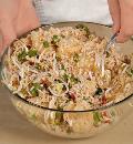 Фото приготовления рецепта: Горячий салат с рисом , шаг №5