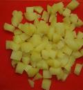 Шаг 3  Картофель очистить, порезать кубиками размером 1 см.