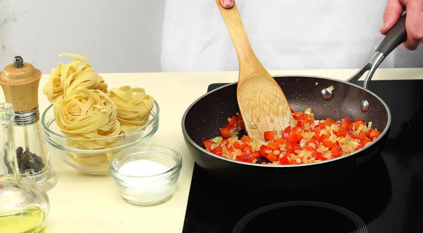 Фото приготовления рецепта: Тальятелле с печенкой и паприкой, шаг №3