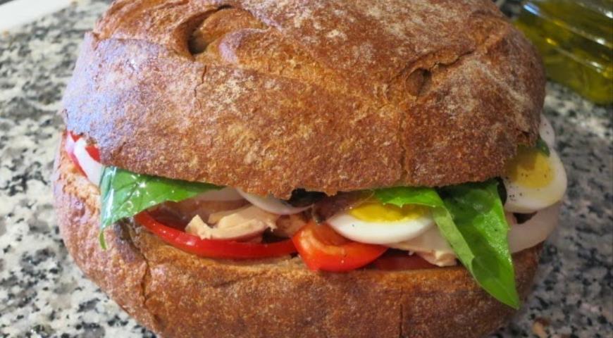 Накрываем сэндвичи Пан-банья верхними половинками буханок хлеба
