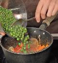 Фото приготовления рецепта: Суп из лосося с зеленым горошком, шаг №3