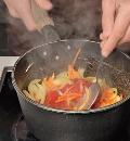 Фото приготовления рецепта: Суп из лосося с зеленым горошком, шаг №2