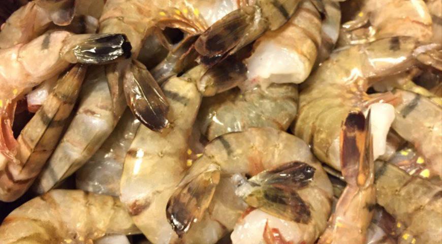 В мореподукты выдавливаем чеснок и добавляем специи