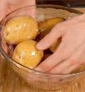 Фото приготовления рецепта: Картофель, запеченный с чесноком, шаг №2