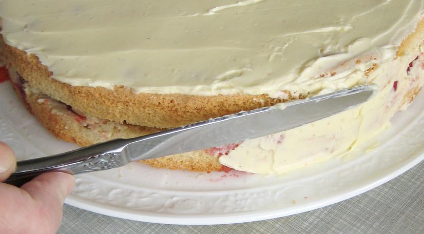 Обмазываем торт со всех сторон оставшимся кремом