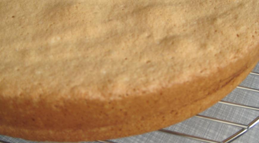 Готовый бисквит для торта вынимаем из формы