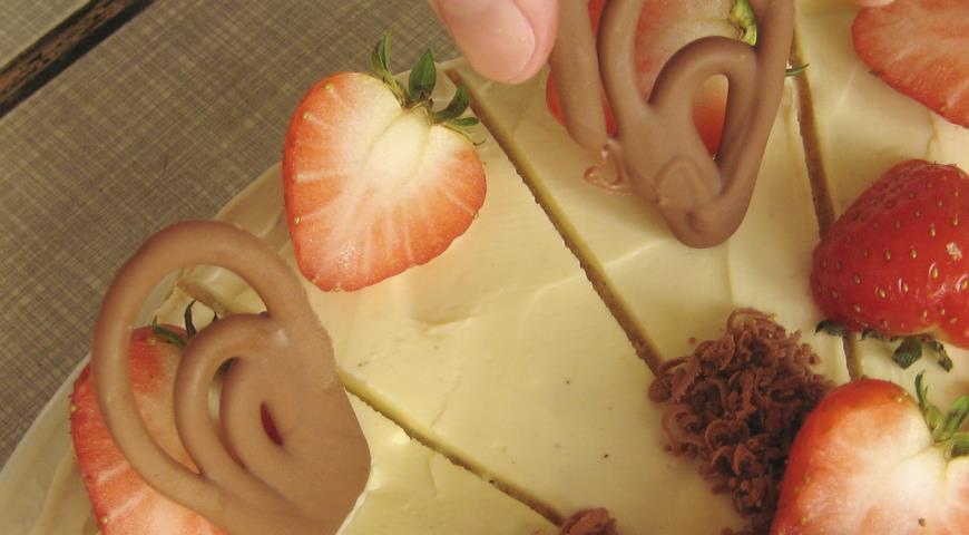 Готовый торт "Клубничный" украшаем шоколадом и свежими ягодами
