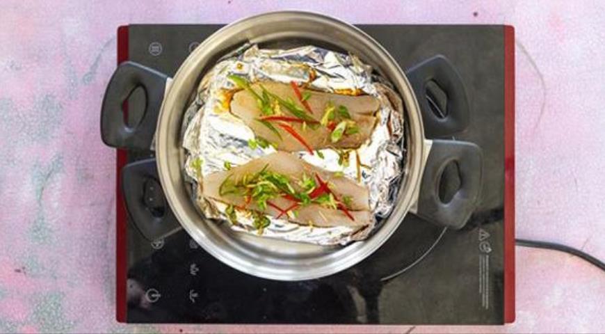 Фото приготовления рецепта: Филе морского окуня на пару, шаг №3
