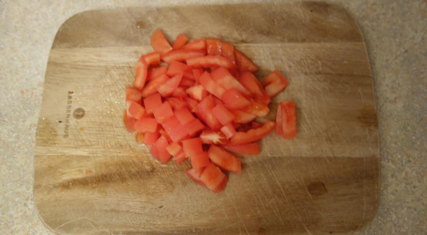 Снять кожицу с помидоров, нарезать и добавить в похлебку