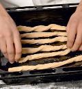 Фото приготовления рецепта: Хлебные палочки с паприкой и кунжутом, шаг №3