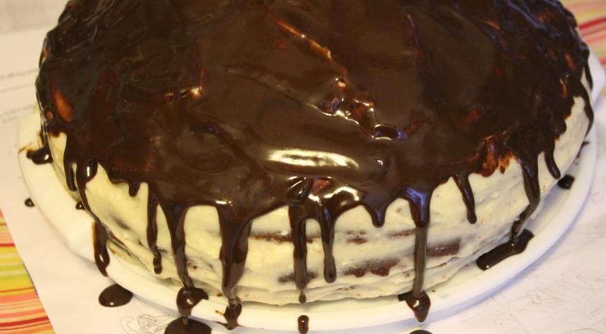 Покрываем торт "Шоколадный восторг" глазурью, ставим в холодильник