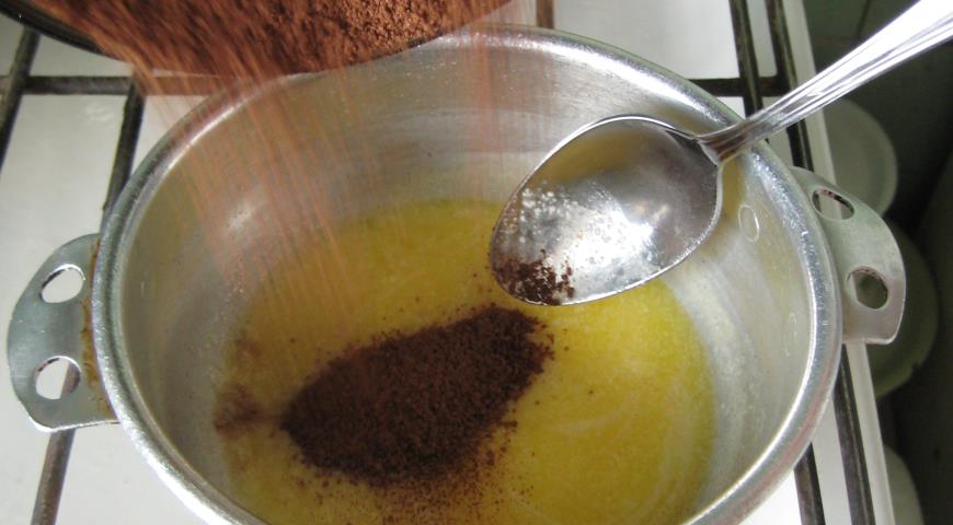 Подогреваем молоко со сливочным маслом, добавляем сахар и какао