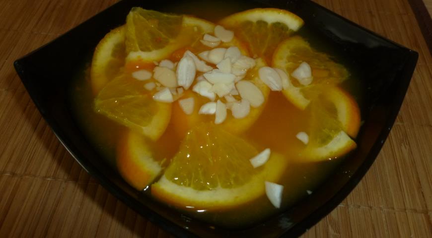 Добавить в холодный суп с апельсином и тыквой миндальные лепестки