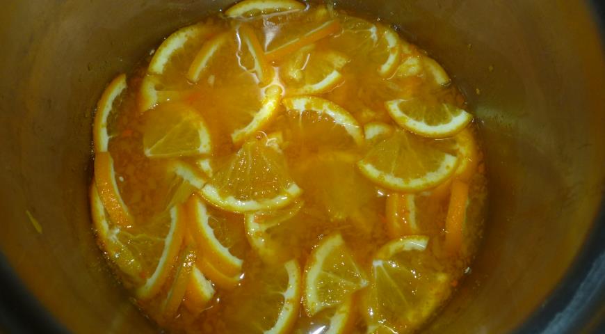 Добавить к тыкве ломтики апельсина и мед, затем охладить суп