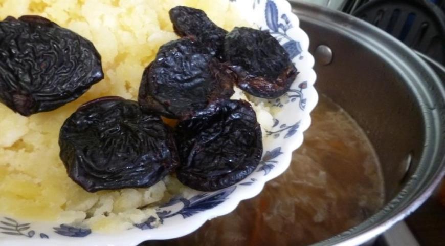 Фото приготовления рецепта: Щи из квашеной капусты с сухими грибами и черносливом, шаг №6