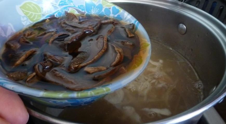 Фото приготовления рецепта: Щи из квашеной капусты с сухими грибами и черносливом, шаг №5