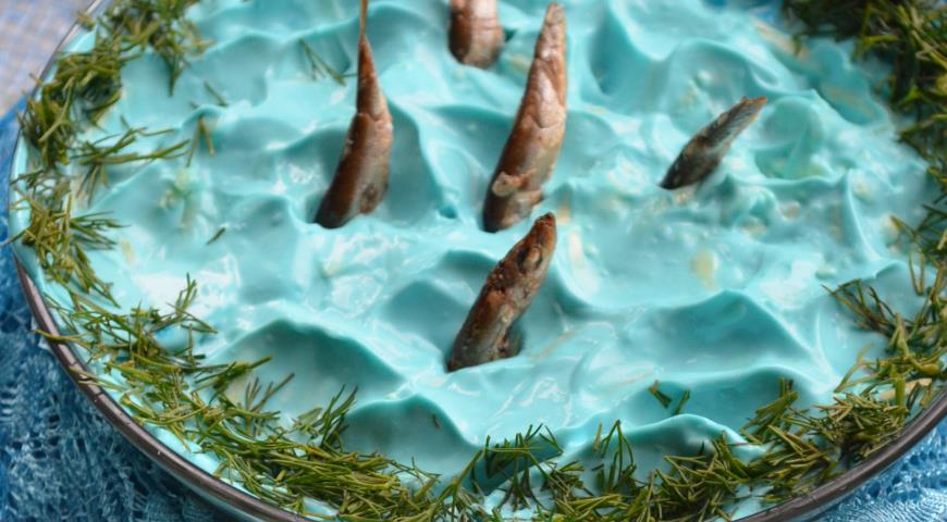 Салат Рыбки в пруду заправляем майонезом, украшаем зеленью