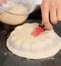 Фото приготовления рецепта: Пирог с помидорами и сыром бри, шаг №3