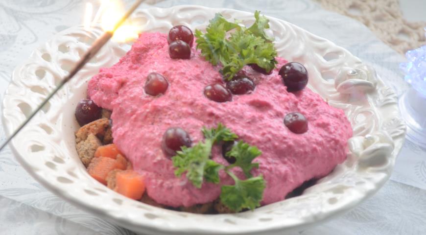 Свекольный салат с сыром и сухариками украшаем ягодами и зеленью