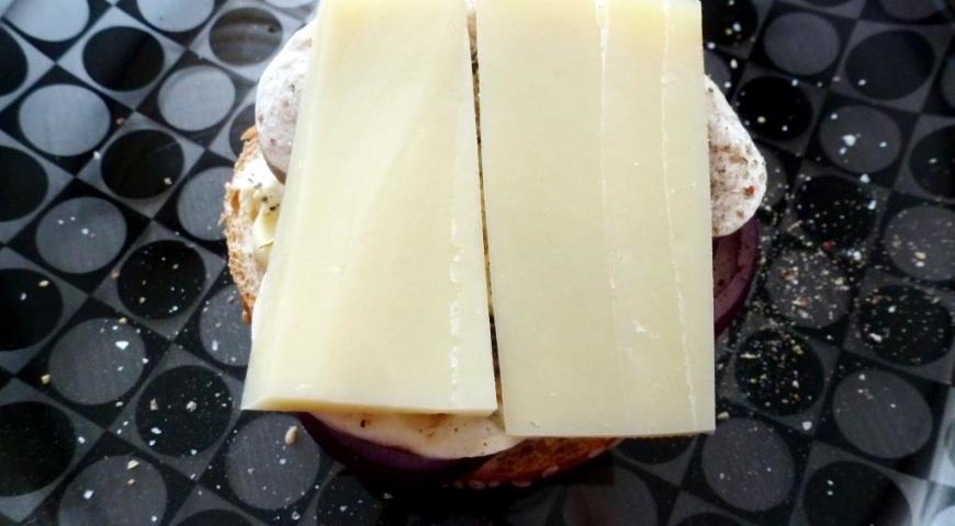 Накрыть бутерброд пластинками сыра и поставить в микроволновку