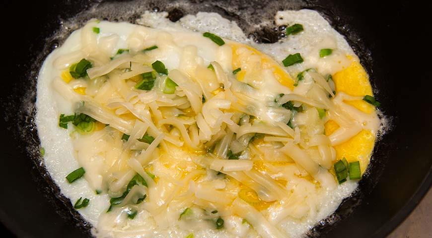 Посыпать яичницу тертым сыром