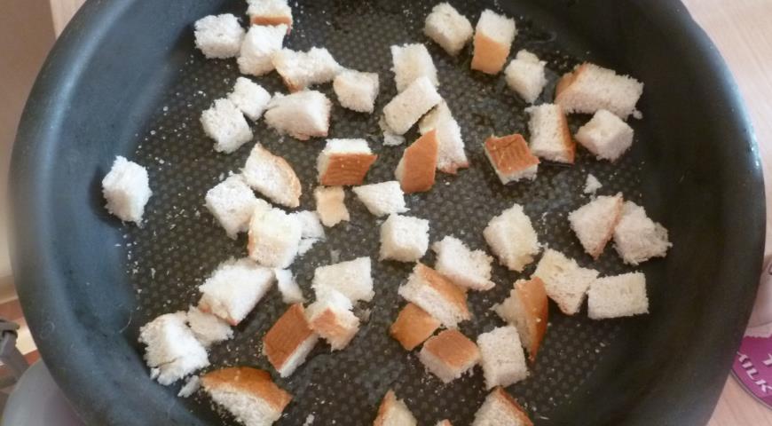 Белый хлеб нарезаем на кусочки, подсушиваем в духовке