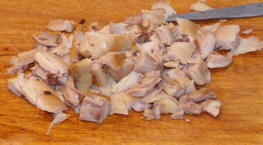 Нарезать куриное мясо для приготовления семейного лакомства