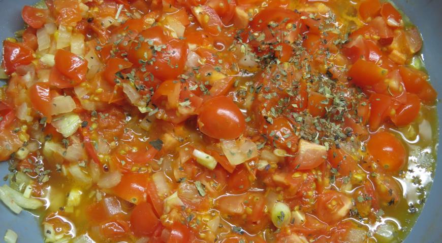 Добавляем к томатному соусу тимьян