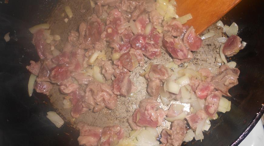 Обжариваем лук и мясо на сковороде до готовности
